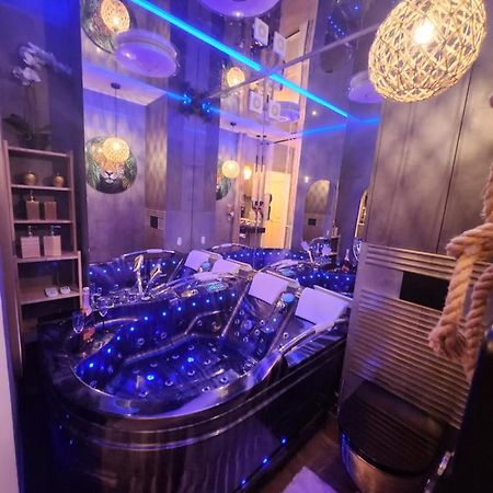 Warszawa Wola Wyjatkowe Studio Z Jacuzzi, Sauna I Fotelem Do Masazu - Exceptional Studio In Warsaw With Jacuzzi, Sauna And Massage Chair Luaran gambar